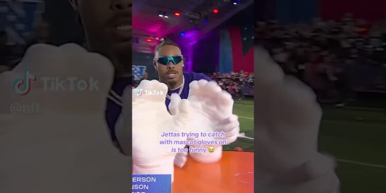 Justin Jefferson Trying To Catch With Mascot Gloves 🧤 On Is Too Funny 😂 #nfl #shorts
